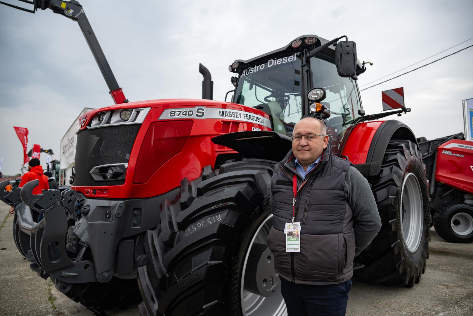  PTO snaga doseže 340 KS, s opcijama od 540 do 1000 o/min. Težak 10.800 kg, s Datatronic 5 zaslonom i opcijama poput MF Guide, ovaj traktor spaja snagu i tehnologiju. 