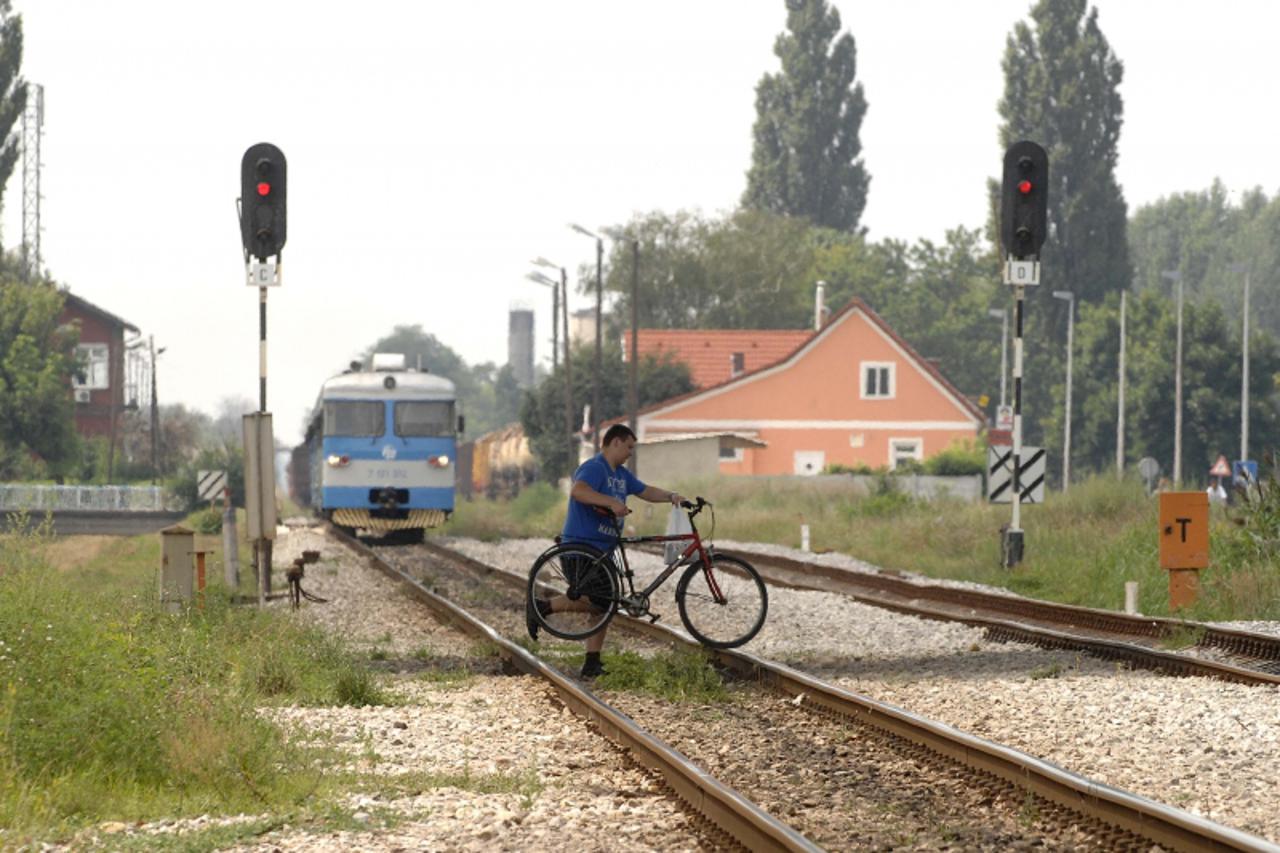 '03.08.2010., Cakovec- Nesretni dogodjaj sa tragicno stradalom Frankom Bratinscak (17), postavlja mnoga pitanja...Usprkos tragediji, ovaj djecak je vidio da ide vlak i ipak prenio bicikl preko prijela