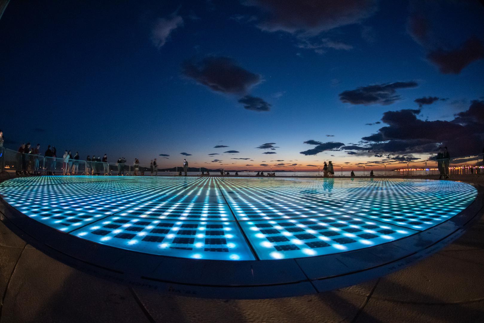 U napadu mladog vandala bile su oštećene brojne svjetlosne ploče, a šteta je procijenjena na 600.000 kn.