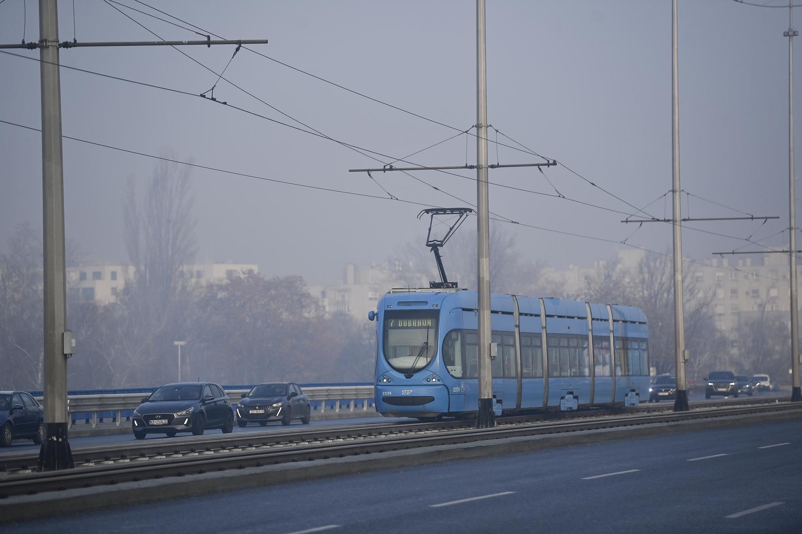Dovršena je cjelovita obnova zagrebačkog Jadranskog mosta tako da njime od danas prometuju i tramvaji.