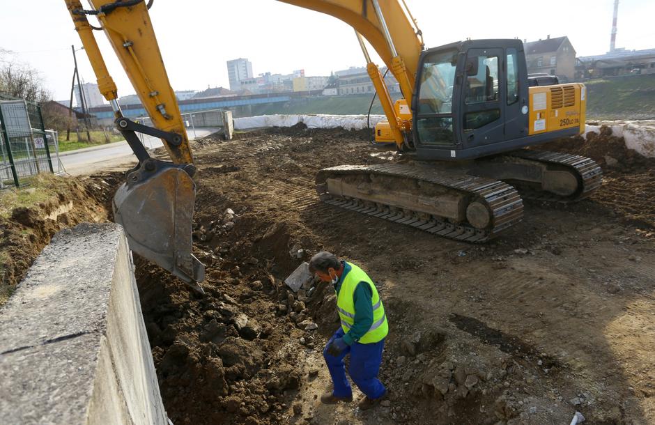 U tijeku su radovi na sanaciji zida uz rijeku Kupu koji od poplava štiti naselje Drežnik