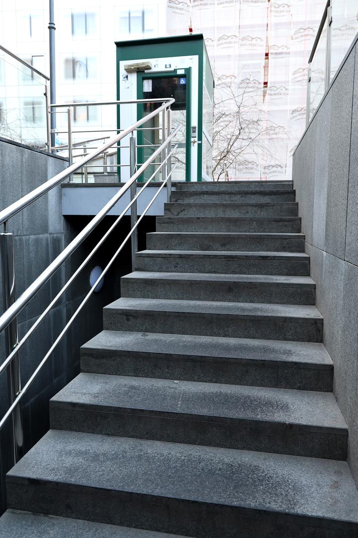 Dizalo pritom ima dugu povijest poteškoća. Podsjetimo, tijekom snažne oluje 2019. godine na njega se srušilo stablo, nakon čega je također bilo izvan funkcije. I ranije su zabilježeni tehnički kvarovi i zastoji u radu.