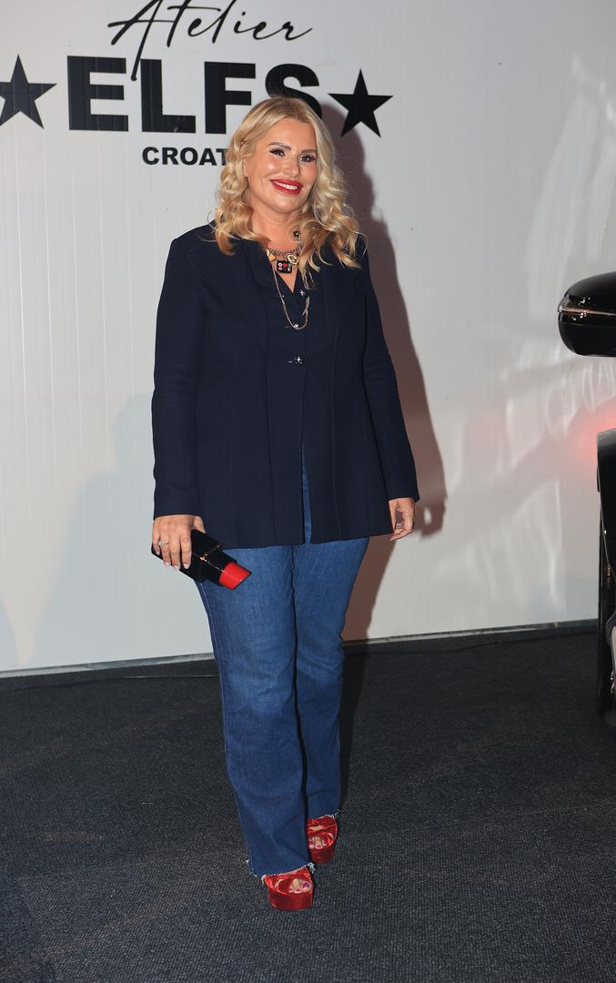 Iva je privukla pažnju zanimljivim odabirom torbice u obliku ruža za usne.