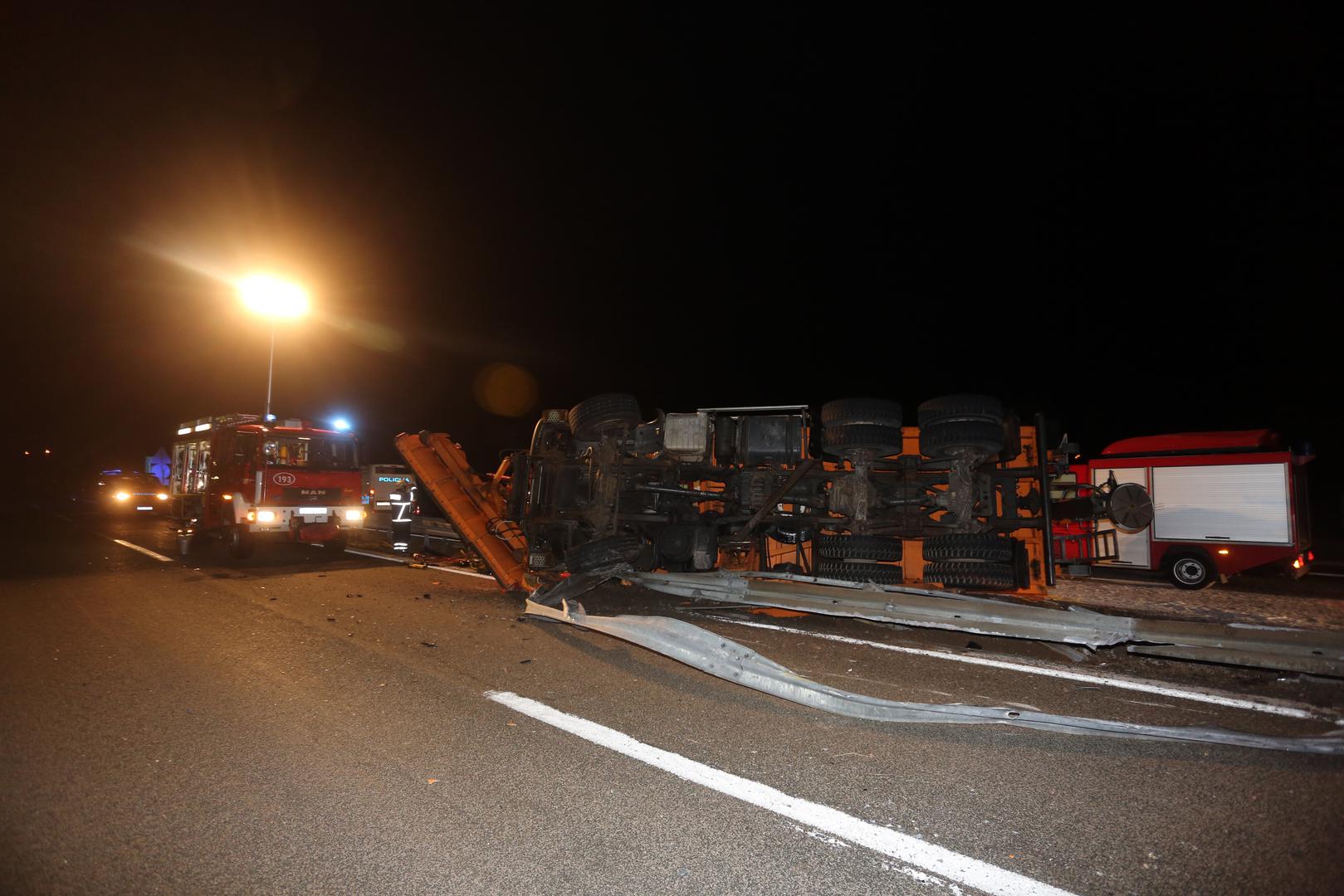 Iz HAK-a javljaju kako se zbog nesreće u smjeru Rijeke vozi jednim trakom usporeno. 