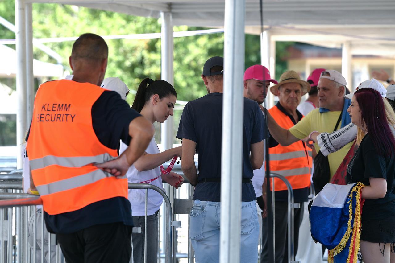 Zagreb: Obožavatelji ulaze na koncert Marka Perkovića Thompsona