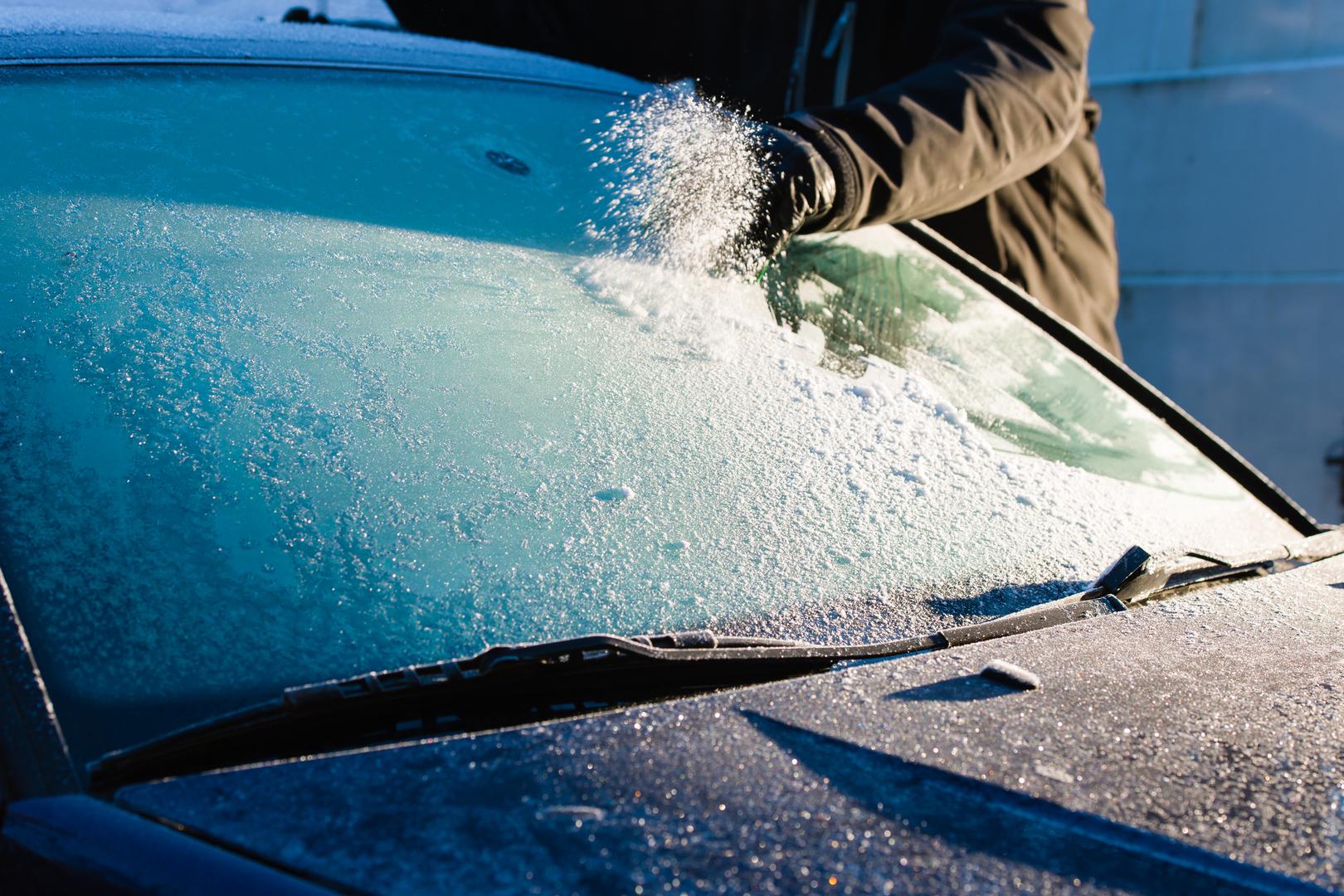 Ljeti zbog visokih temperatura morate paziti što ostavljate u automobilu, a ista je situacija i zimi. Postoje neke stvari koje ne podnose jaku hladnoću i koje nikako ne biste trebali ostaviti u parkiranom automobilu ako nije u garaži u kojoj se temperatura ne spušta ispod ništice.