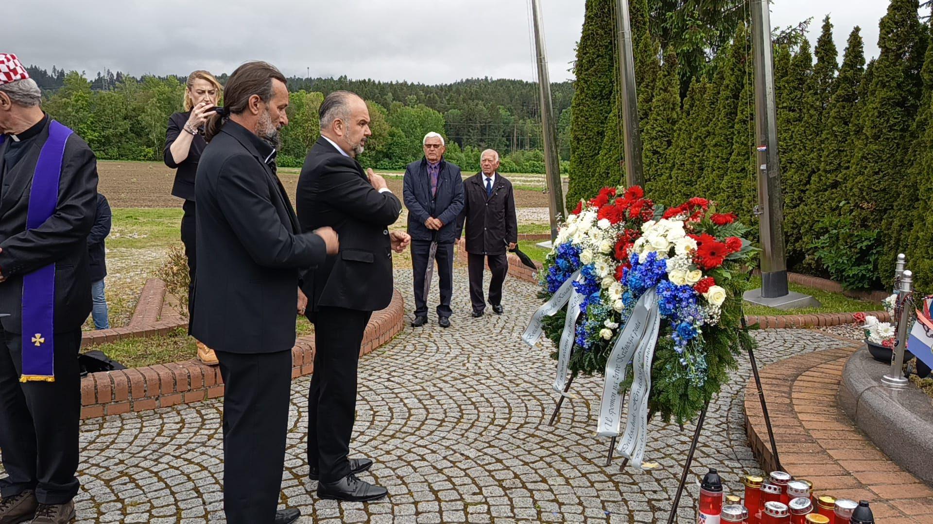Veleposlanik Glunčić odaje počast žrtvama na Lojbaškom polju