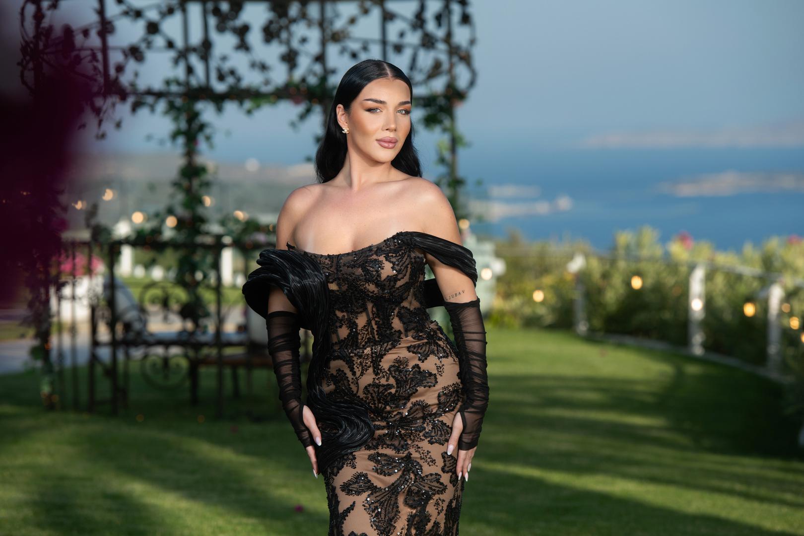  Soraya ima 21 godinu i živi u Zagrebu. Iako je rođena i odrasla u Njemačkoj, oduvijek se osjećala kao da pripada Hrvatskoj jer voli sve što naša zemlja nudi - od kulture i mentaliteta do načina života. Sebe opisuje kao opuštenu, zabavnu, uvijek raspoloženu za društvo te kao osobu koja je svima moralna podrška. U ljubavi je imala jednu dulju vezu, ali je svjesna da su oboje još bili premladi i pomalo neozbiljni za neki ozbiljniji i dublji odnos. Ipak, iz tog je odnosa naučila da ne želi tolerirati ljubomorne muškarce. 