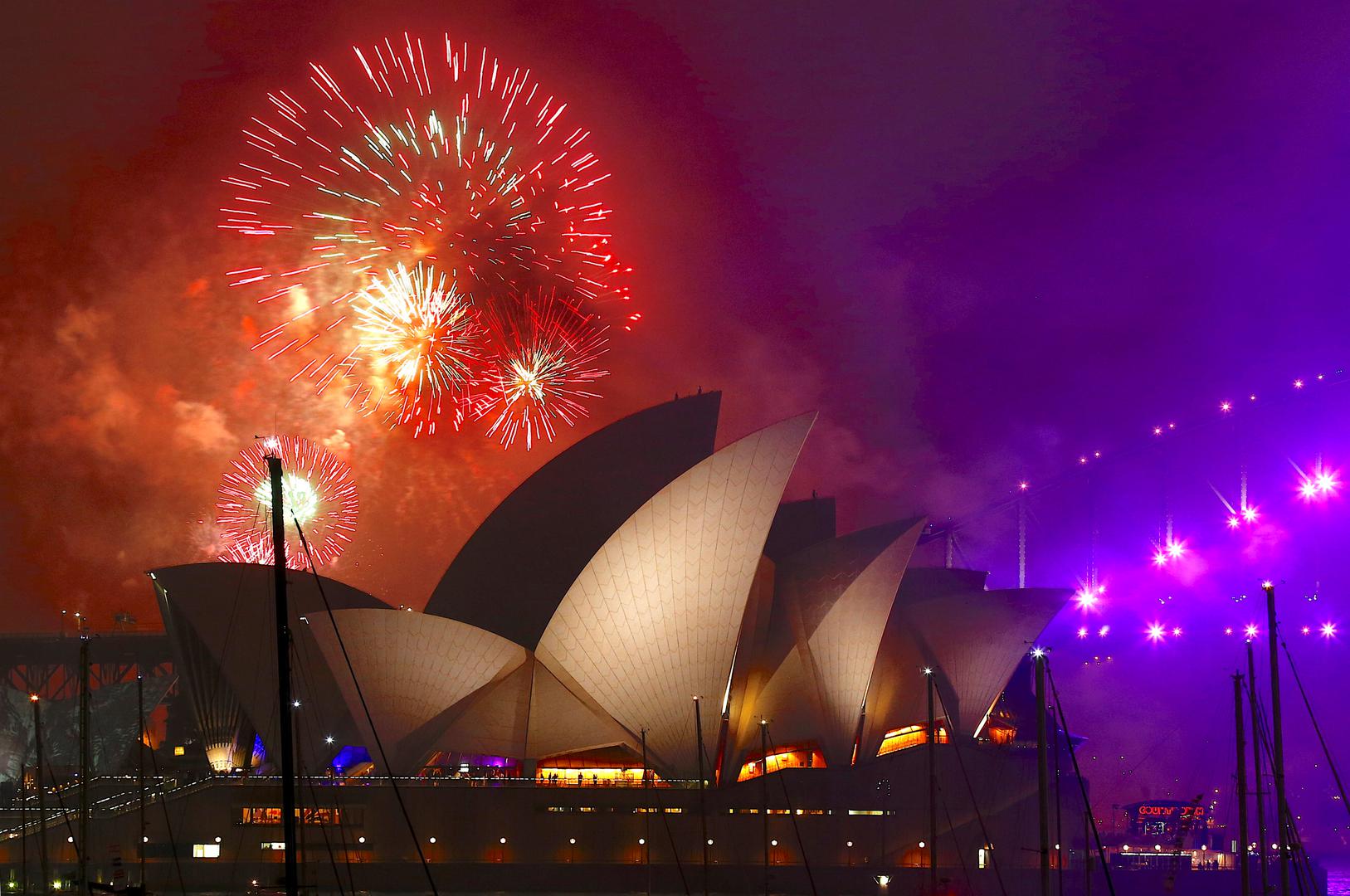 Australija je u nedjelju dočekala Novu godinu spektakularnim vatrometom u duginim bojama ispaljenog s mosta Harbour Bridge u Sydneyu, čime su posjetitelji okruženi snagama sigurnosti obilježili usvajanje zakona o istospolnim brakovima u toj državi