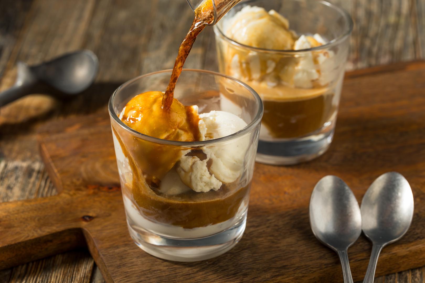 5. Affogato, iako je tehnički desert, talijanski napitak mnogi i dalje smatraju ledenom kavom. Kuglica sladoleda od vanilije prelivena toplim espressom pravo je osvježenje za vruće dane. U čašu ili zdjelicu stavite kuglicu sladoleda pa je prelijte šalicom vrućeg espressa. Poslužite odmah i uživajte u toplo-hladnoj poslastici.