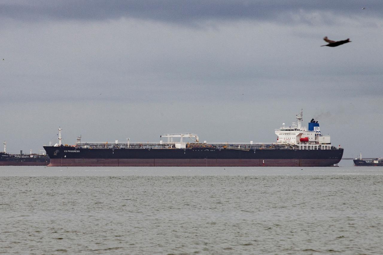 FILE PHOTO: Tankers queue near old Venezuela oil port ahead of US license expiry, data shows