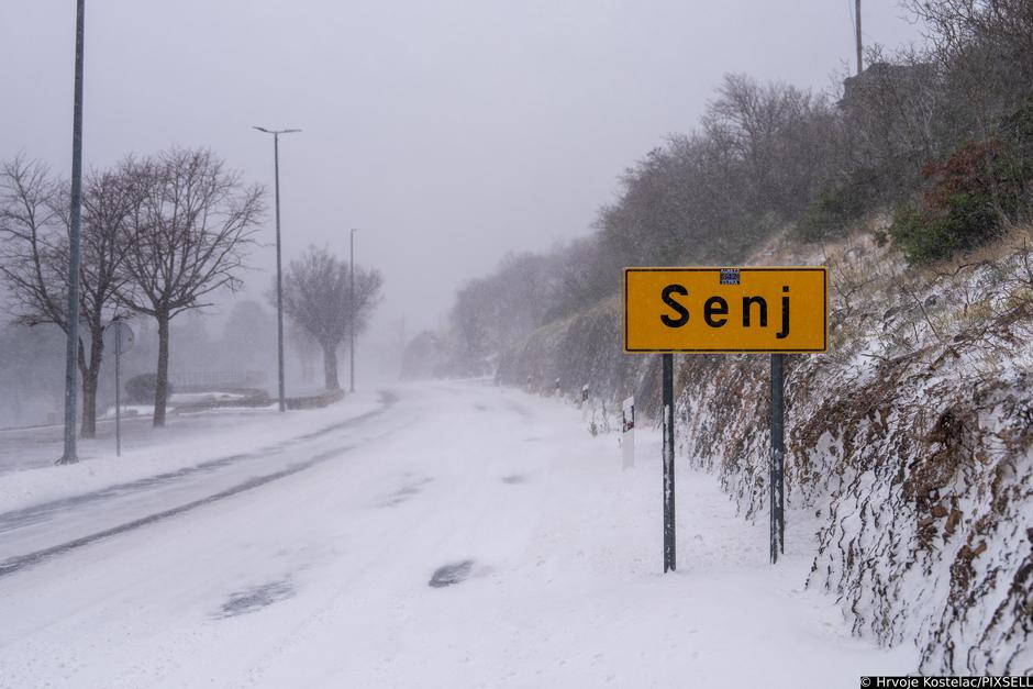 Snijeg i jaka bura zahvatili Senj i okolicu