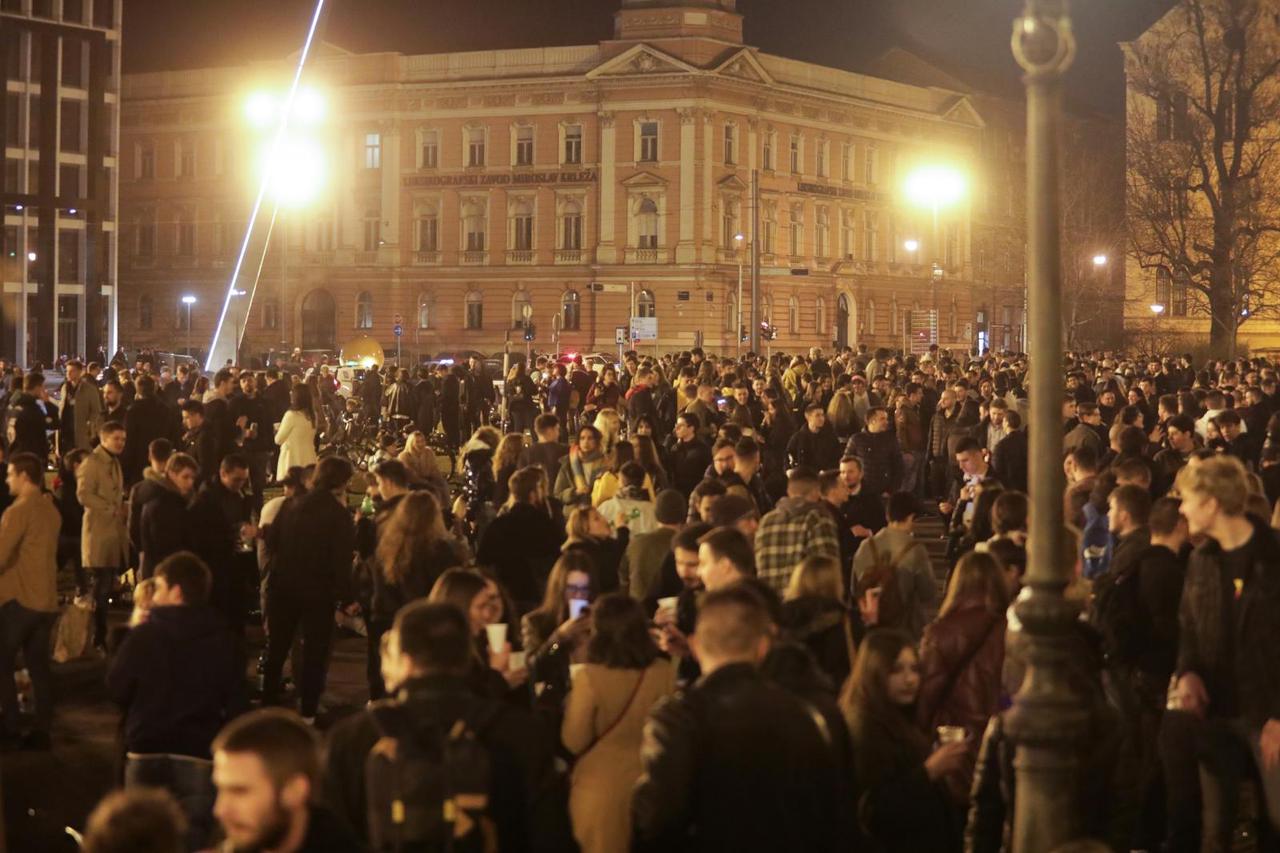 Zagreb: Veliki broj mladih zabavlja se ispred HNK