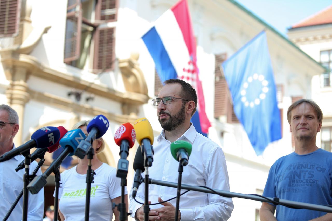 Zagreb: Konferencija za medije platforme Možemo! ispred ulaza u Vladu