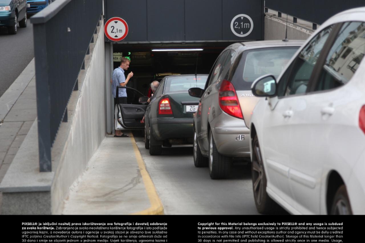 '09.10.2013., Zagreb - Gradjanima je uoci najavljenog velikog nevremena omogucen besplatan parking u svim gradskim javnim garazama. Velika kolona automobila koji cekaju na mjesto u garazi na Kvaternik