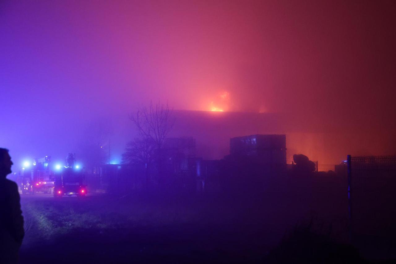 Zabok: 60 vatrogasaca bori se s požarom koji je izbio u pogonu Ciaka u Zaboku