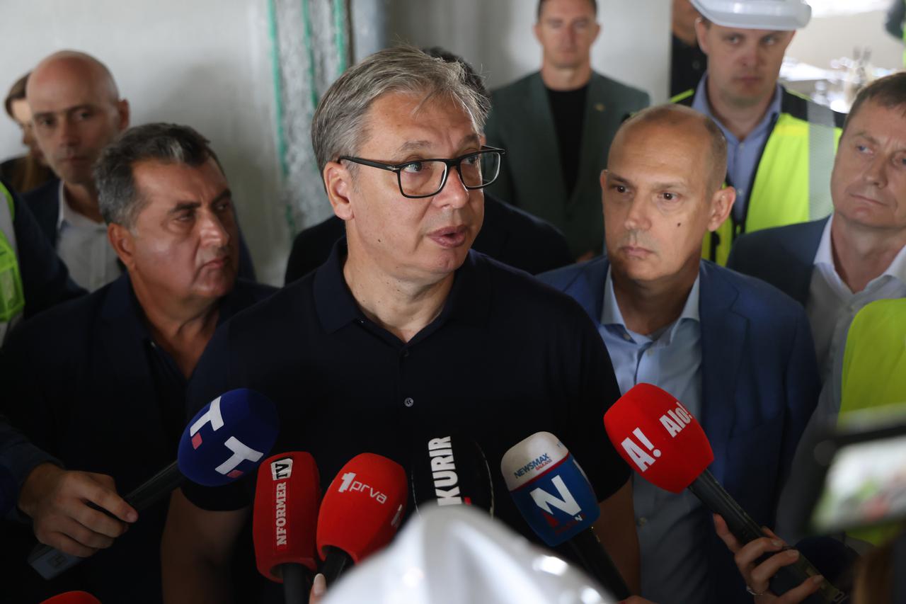 The President of the Republic of Serbia Aleksandar Vucic visited the works on the rehabilitation and adaptation of the Clinic for Gynecology and Obstetrics of the Clinical Center of Serbia.Predsednik Republike Srbije Aleksandar Vucic obisao je radove na
