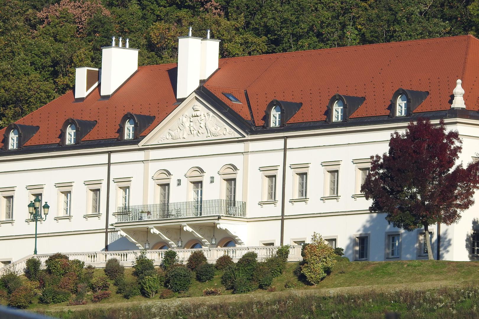 Na rekonstrukciji koja je počela 2003. obitelj Todorić angažirala je uglednog zagrebačkog arhitekta Branka Kincla, projekt uređenja dvorca okončan je tri godine kasnije, a u obnovu je uloženo 2,7 milijuna eura.