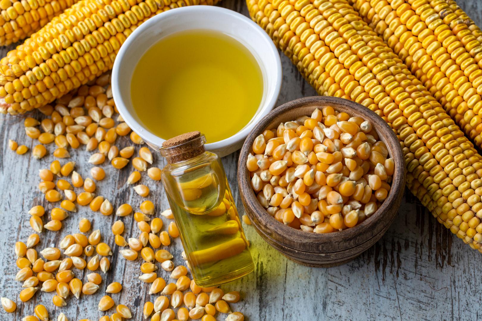 Biljno ulje + prašak za pecivo + voda: Ova jednostavna zamjena koristi kuhinjske potrepštine koje vjerojatno već imate pri ruci. Idealna je za muffine i pogačice. 1 i pol žlica biljnog ulja + 1 žličica praška za pecivo + 1 i pol žlica vode = 1 jaje