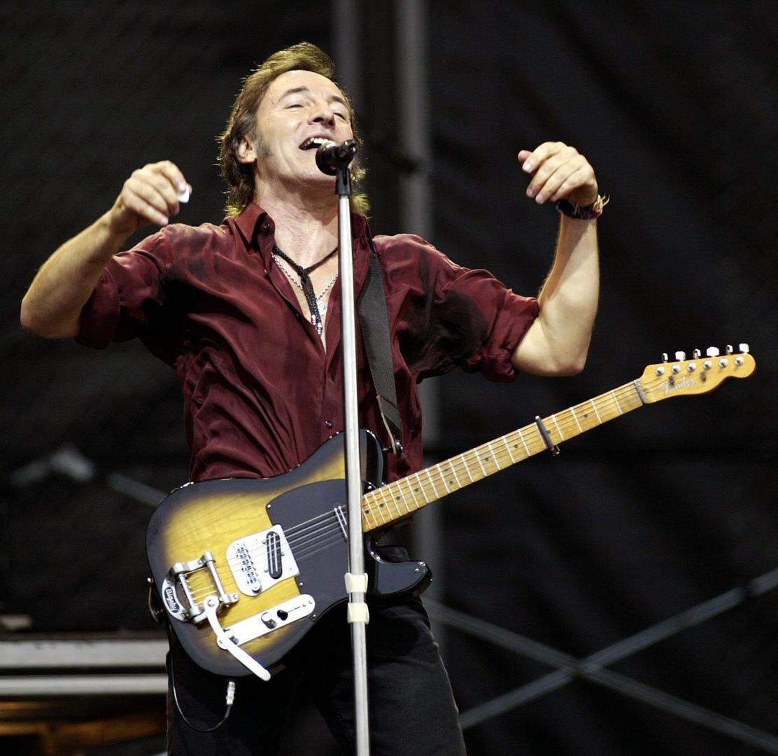 1. Springsteen se s “Western Stars” opet ponudio kao vrhunski autor, a tematska širina prebacila ga je negdje na puste ceste između Kalifornije, Nevade, Montane, Arizone, Teksasa, na mjesta kamo odrasli ljudi najčešće odlaze – sami. Bogate naslage gudačke i puhačke sekcije, elegantne izmjene sola violina,  pedal steela, klavira ili Hammond orgulja, podloga su uvjerljivog glasa. 