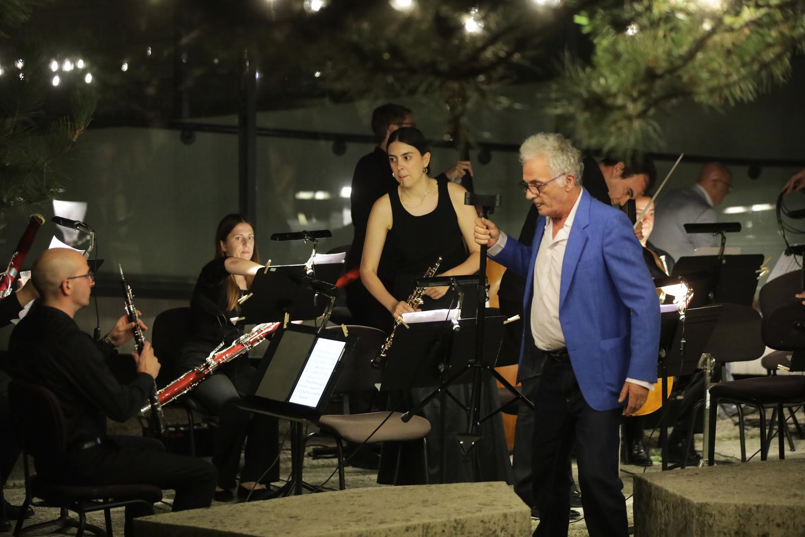 U središtu predstave nalazi se pet prijatelja, pet riječkih umirovljenika koji se sastaju kako bi zajedno proveli ljetnu večer. Za tu su priliku pozvali orkestar da im svira serenadu. Prije nego orkestar zasvira, potrebno je pripremiti prostor - složiti stolice, spojiti kabele i namjestiti rasvjetu. 