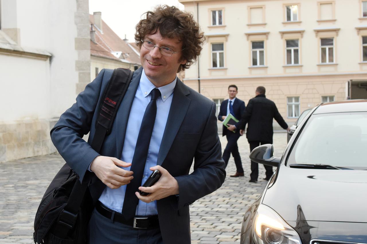 21.03.2016., Zagreb - U Vladi Republike Hrvatske odrzan je sastanak pregovarackih odbora sindikata javnih sluzbi i predstavnika Vlade Republike Hrvatske. Predrag Sustar ministar prosvjete Photo: Davor Visnjic/PIXSELL