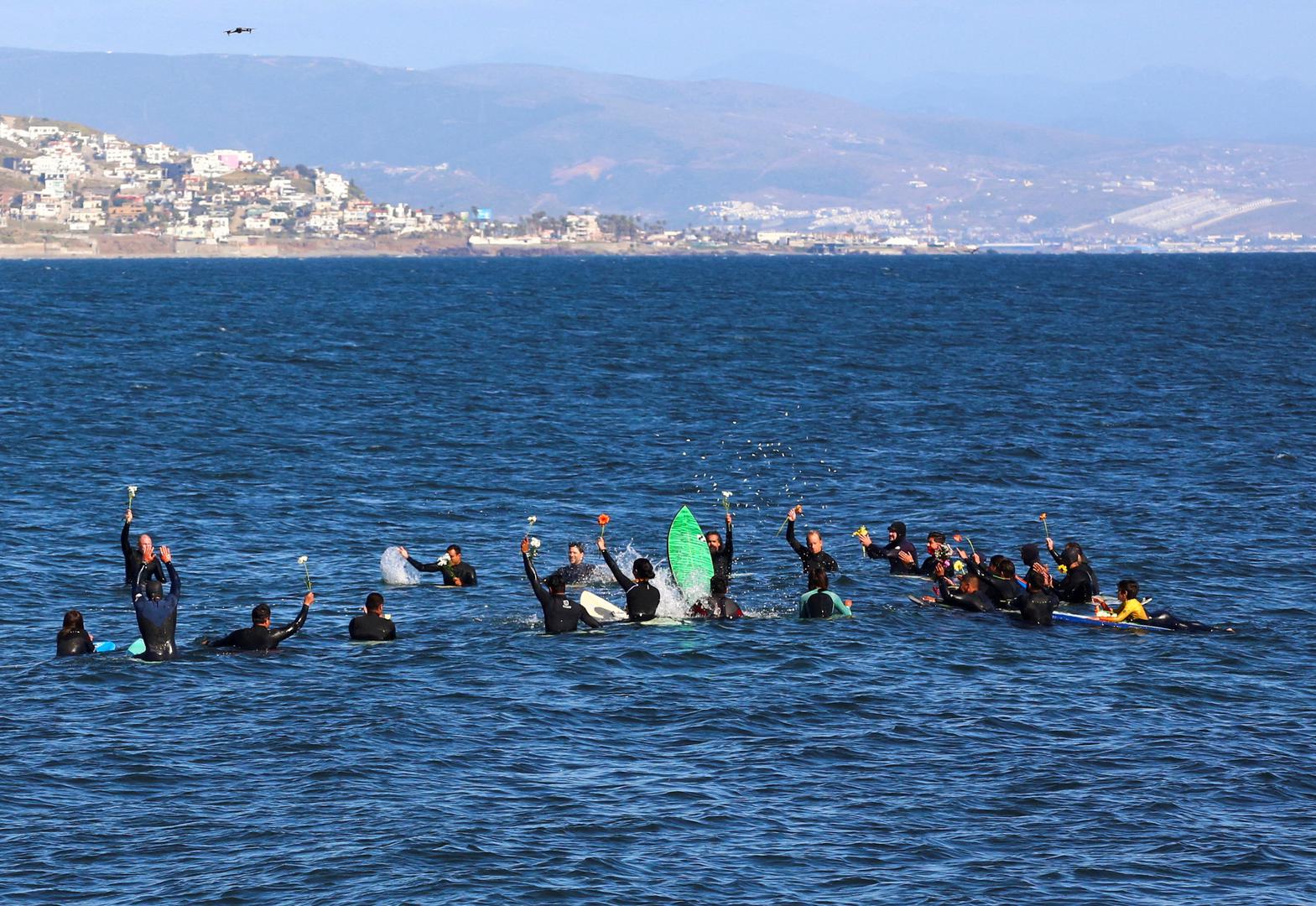 Local surfers hold flowers during a demonstration calling for authorities to solve the disappearances of U.S. and Australian surfers in Ensenada after Mexican authorities said the parents of the missing tourists arrived in Mexico to try to identify the dead bodies believed to be their children, in Ensenada, Mexico May 5, 2024. REUTERS/Jorge Duenes REFILE - CORRECTING INFORMATION FROM "FOR THE DISAPPEARANCE OF FOREIGN SURFERS" TO "CALLING FOR AUTHORITIES TO SOLVE THE DISAPPEARANCES OF U.S. AND AUSTRALIAN SURFERS\ Photo: JORGE DUENES/REUTERS