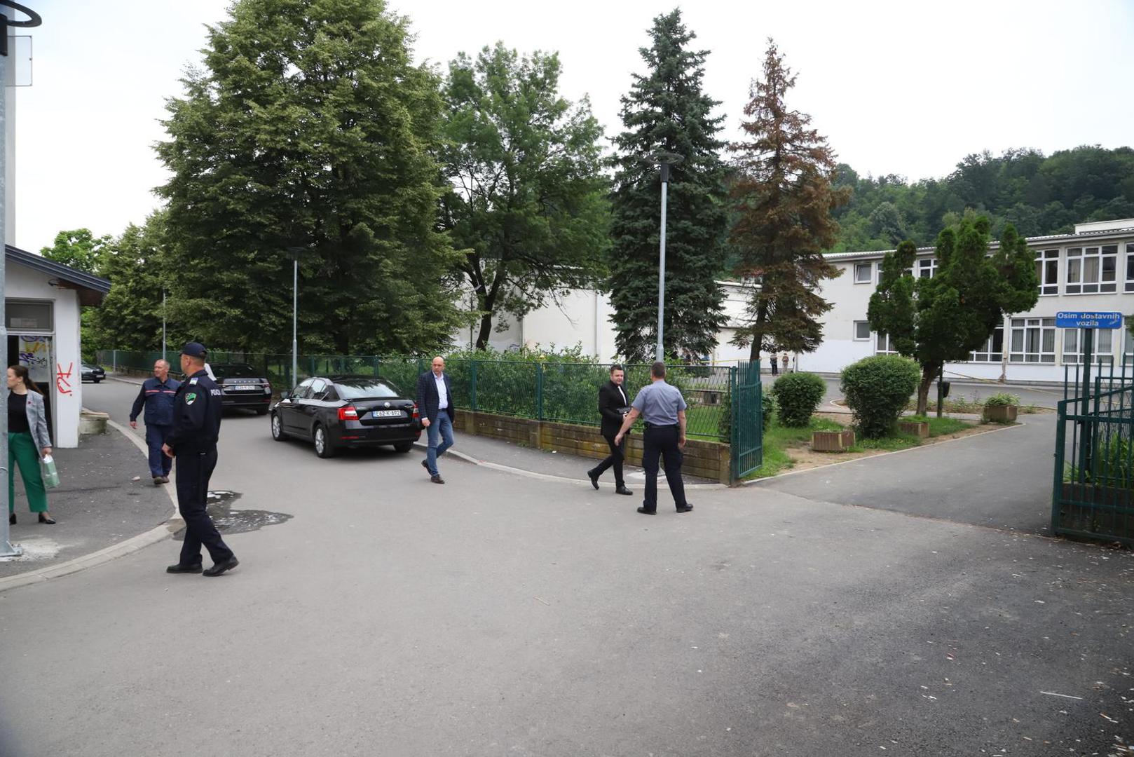 14.06.2023., Lukavac, Bosna i Hercegovina - Policijski ocevid u osnovnoj skoli "Lukavac Grad" gdje je u jutarnjim satima doslo do uporabe vatrenog oruzja pri cemu je jedna osoba ranjena i nalazi se u zivotnoj opasnosti. Photo: Stringer/PIXSELL