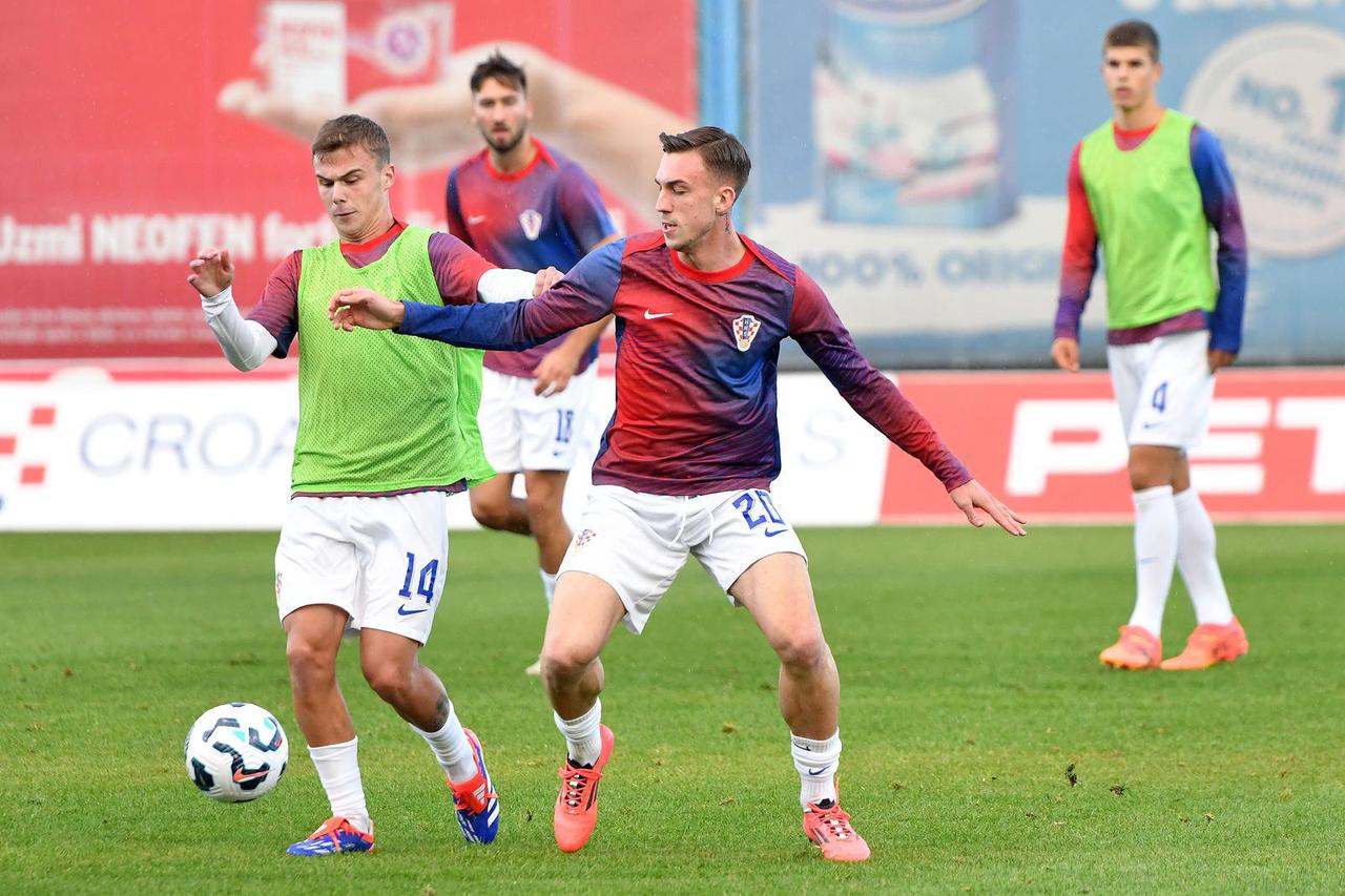Koprivnica: Zagrijavanje igrača Hrvatske i Andore u kvalifikacijama za Europsko U-21 prvenstvo