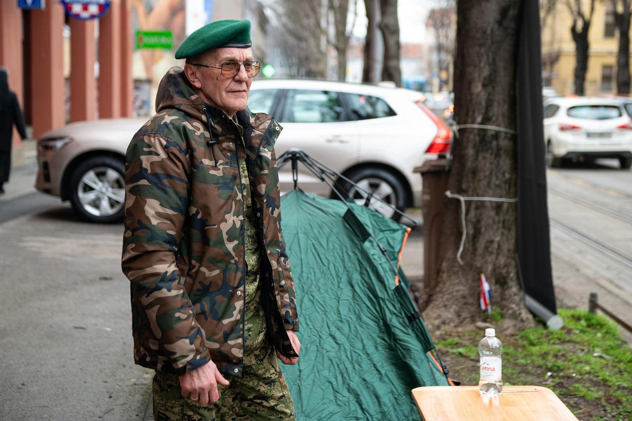Zagreb: Stjepan Šerić prosvjeduje protiv ministra Anušića nasuprot Hrvatskog sabora