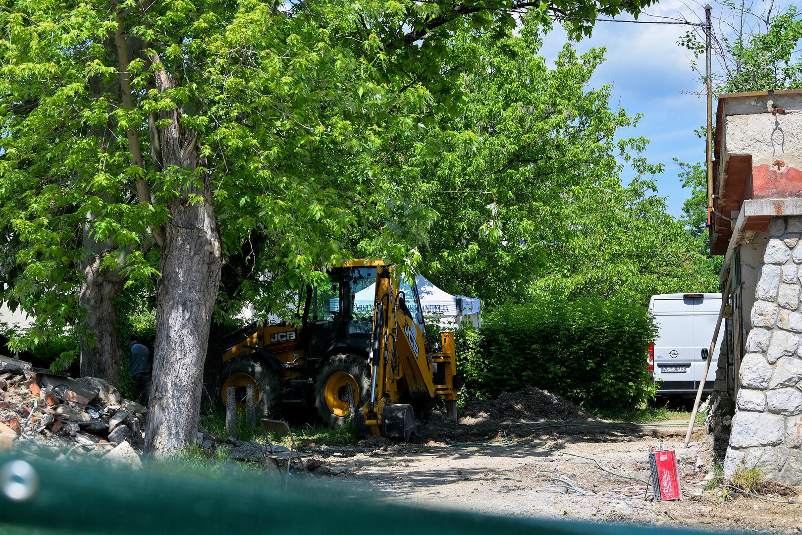 Na terenu su i danas bili istražitelji i radnici koji pretražuju lokaciju nakon što je u posljednjih šest mjeseci ondje pronađeno najmanje 58 žrtava.