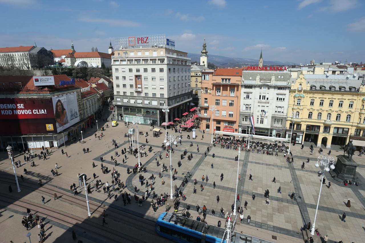 Zagreb: Pogled na Trg bana Josipa Jelačića iz hotela Dubrovnik