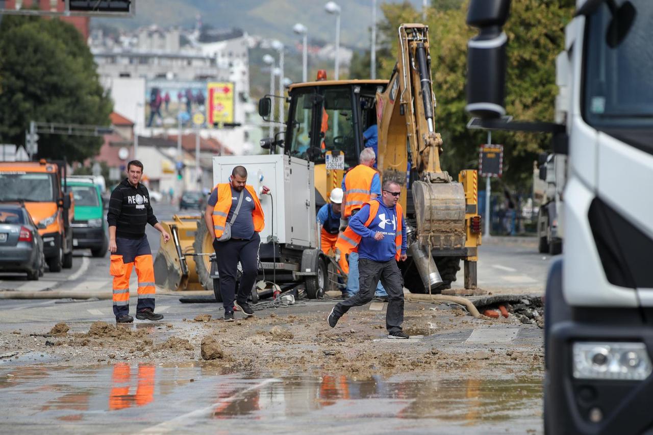 Zagreb: Sanacija novog puknuća vodovodne cijevi na raskrižju Selske i Baštijanove