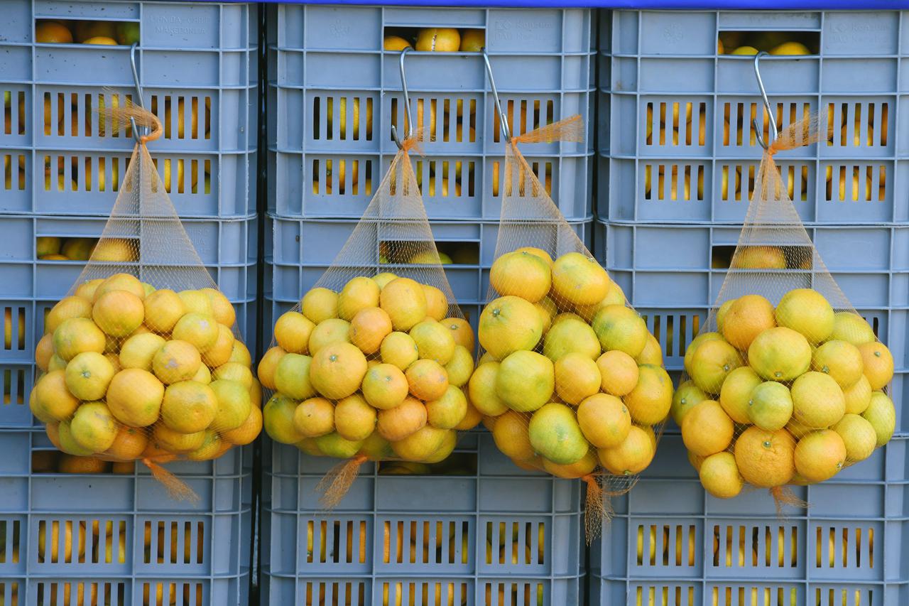 Prodaja mandarina iz doline Neretve na štandovima u Šibeniku