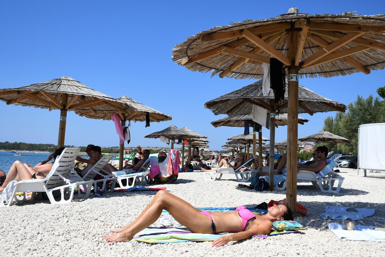 Popunjene plaže na otoku Viru ne odaju dojam da je turistička sezona oslabila