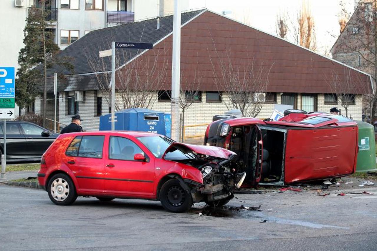 prometna nesreća, auto na boku