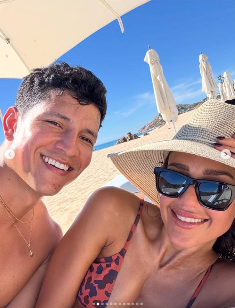 Tjedan dana nakon što je finaliziran njezin razvod od supruga Casha Warrena, Alba i njezin novi partner snimljeni su kako razmjenjuju nježnosti na plaži u Miamiju. 