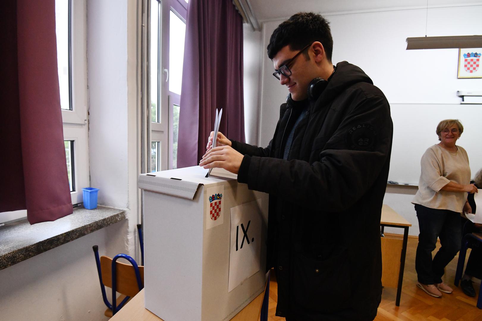 Prva su se otvorila, u ponedjeljak u 23 sata, i prva će se zatvoriti tri biračka mjesta u Australiji, u srijedu u 11 sati po hrvatskom vremenu.