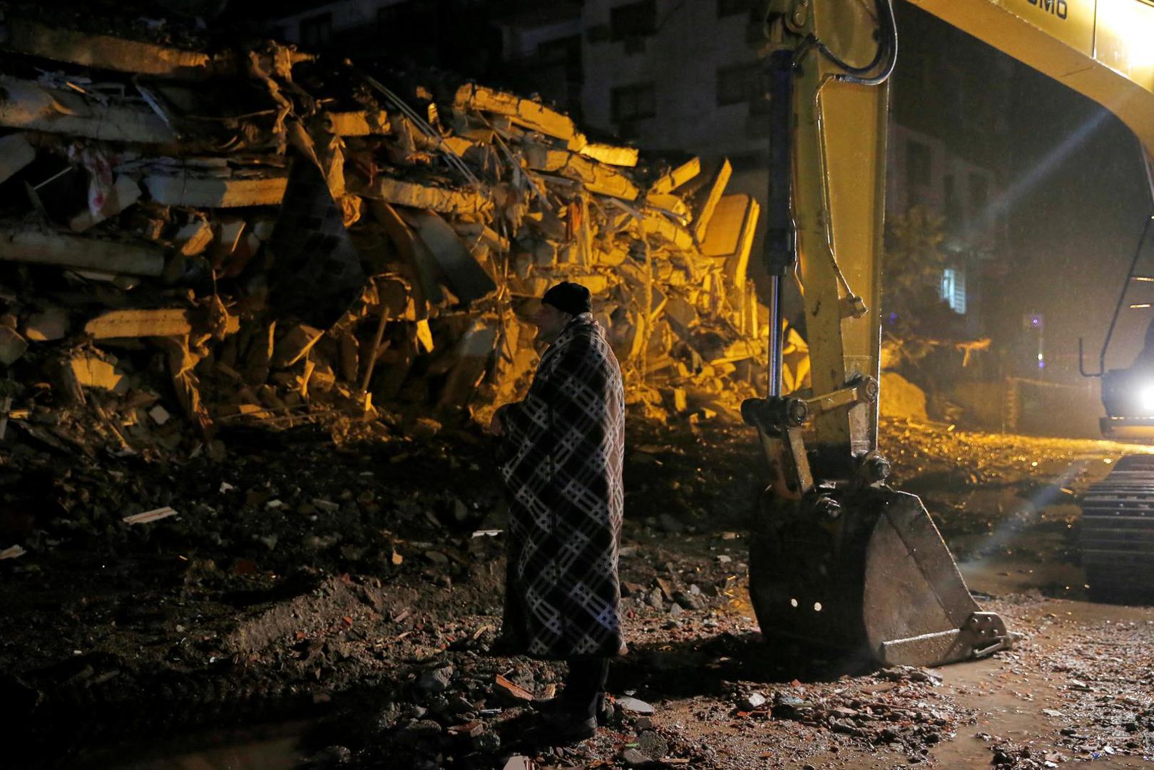 A man stands in front of a collapsed building after an earthquake in Osmaniye, Turkey February 6, 2023. REUTERS/Dilara Senkaya Photo: DILARA SENKAYA/REUTERS