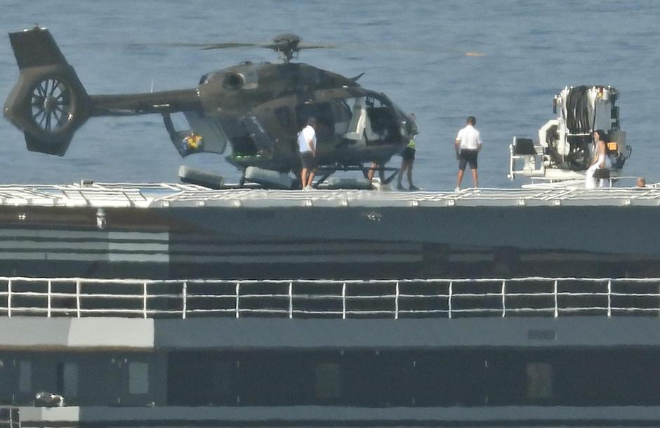 Jeff Bezos i zaručnica Lauren poletjeli helikopterom s jahte i otišli iz Hrvatske