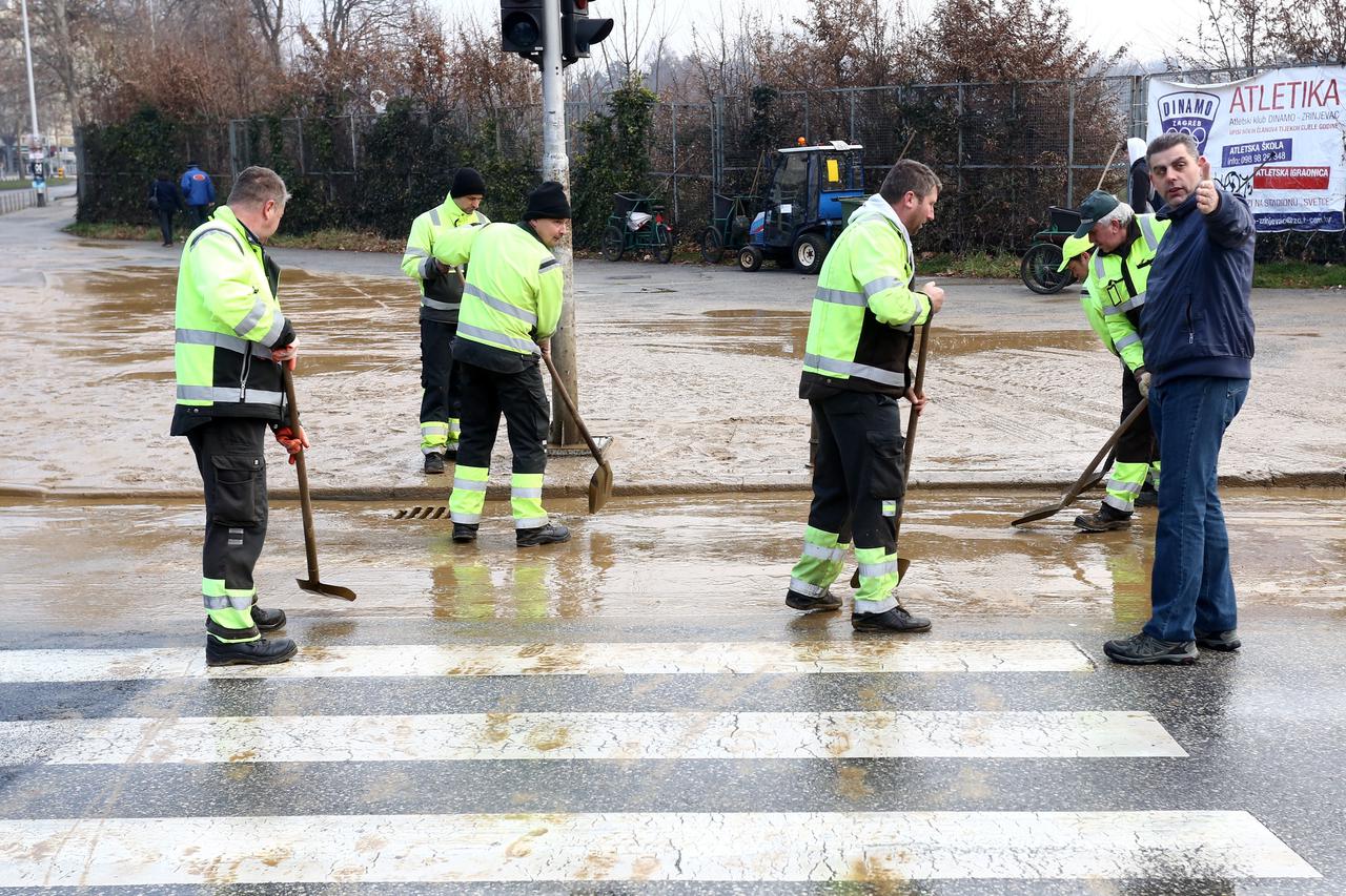 Sanacija nakon puknuća glavne vodovodne cijevi na Donjim Sveticama