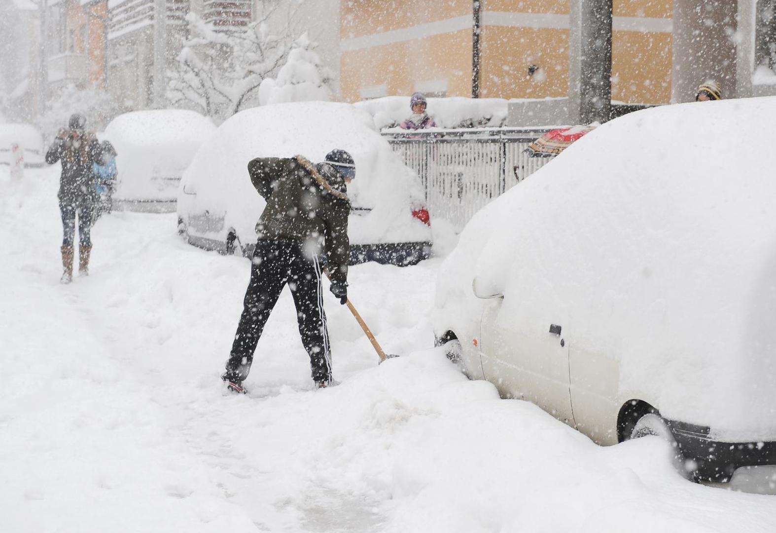 Snijeg je paralizirao normalan život u Zagrebu — tramvaji i autobusi stali su, promet je bio u kolapsu, a mnogi su građani morali pješice ići na posao. 