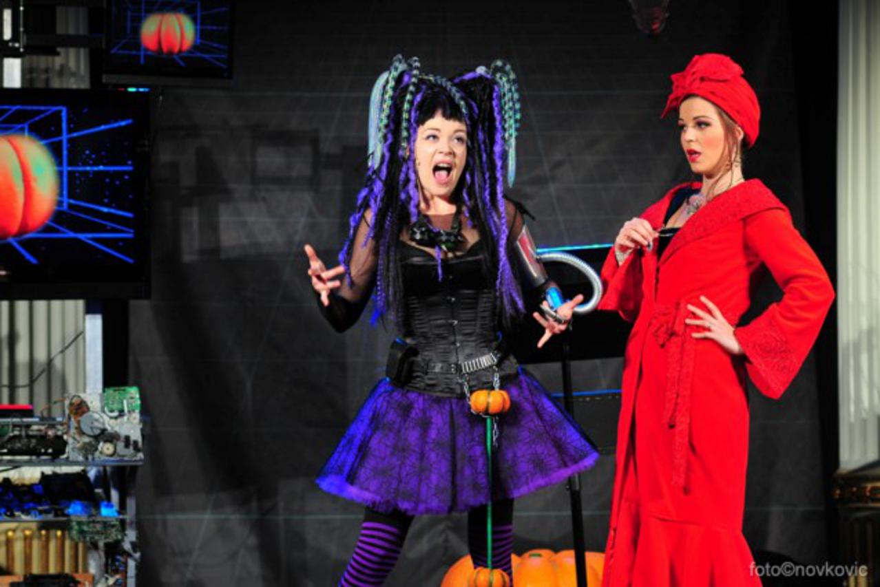 Vještica Hillary ide u operu