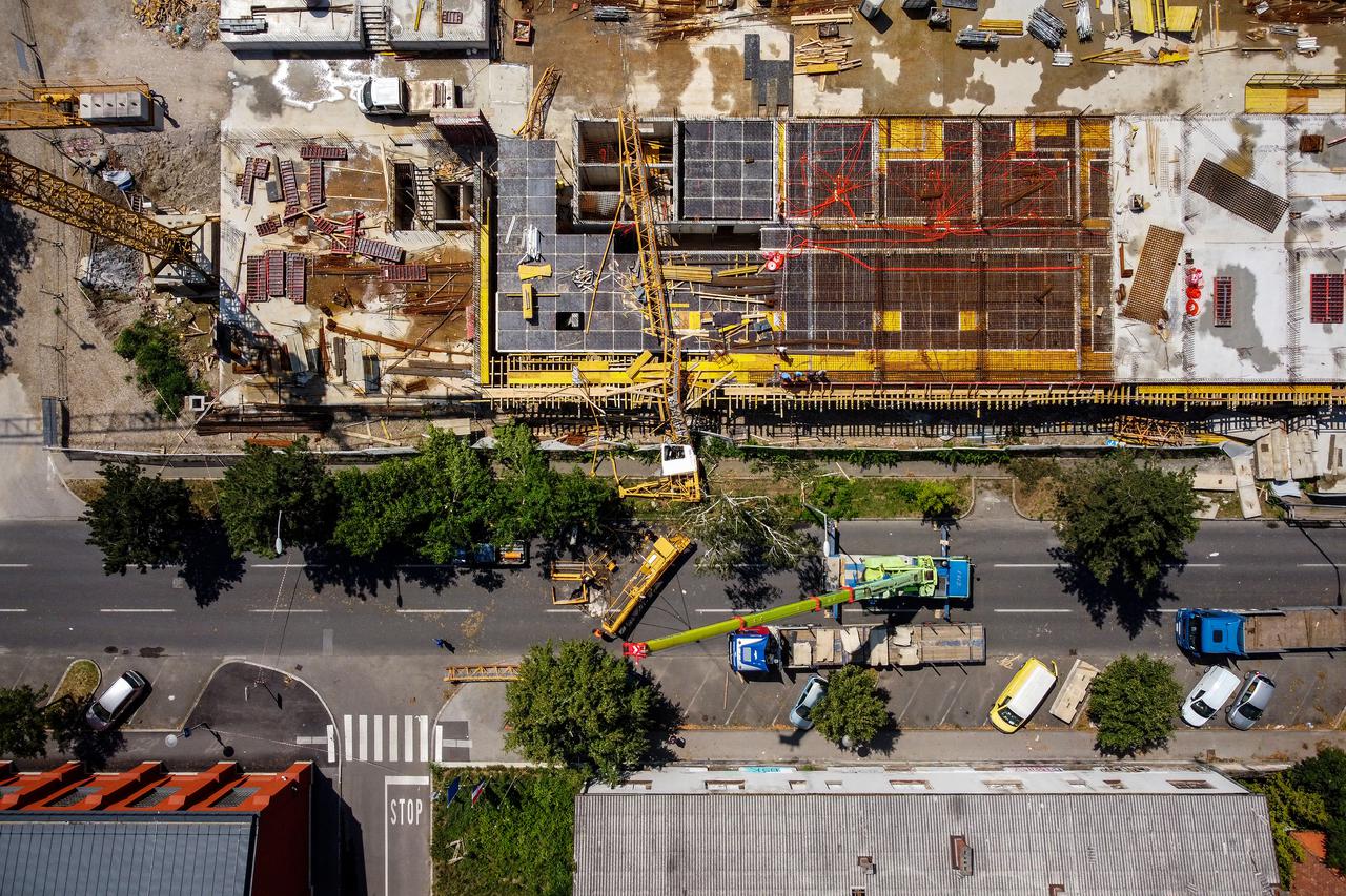 POGLED IZ ZRAKA - Zagreb: Uklanjaje dizalice koja se srušila i zabila u asfalt