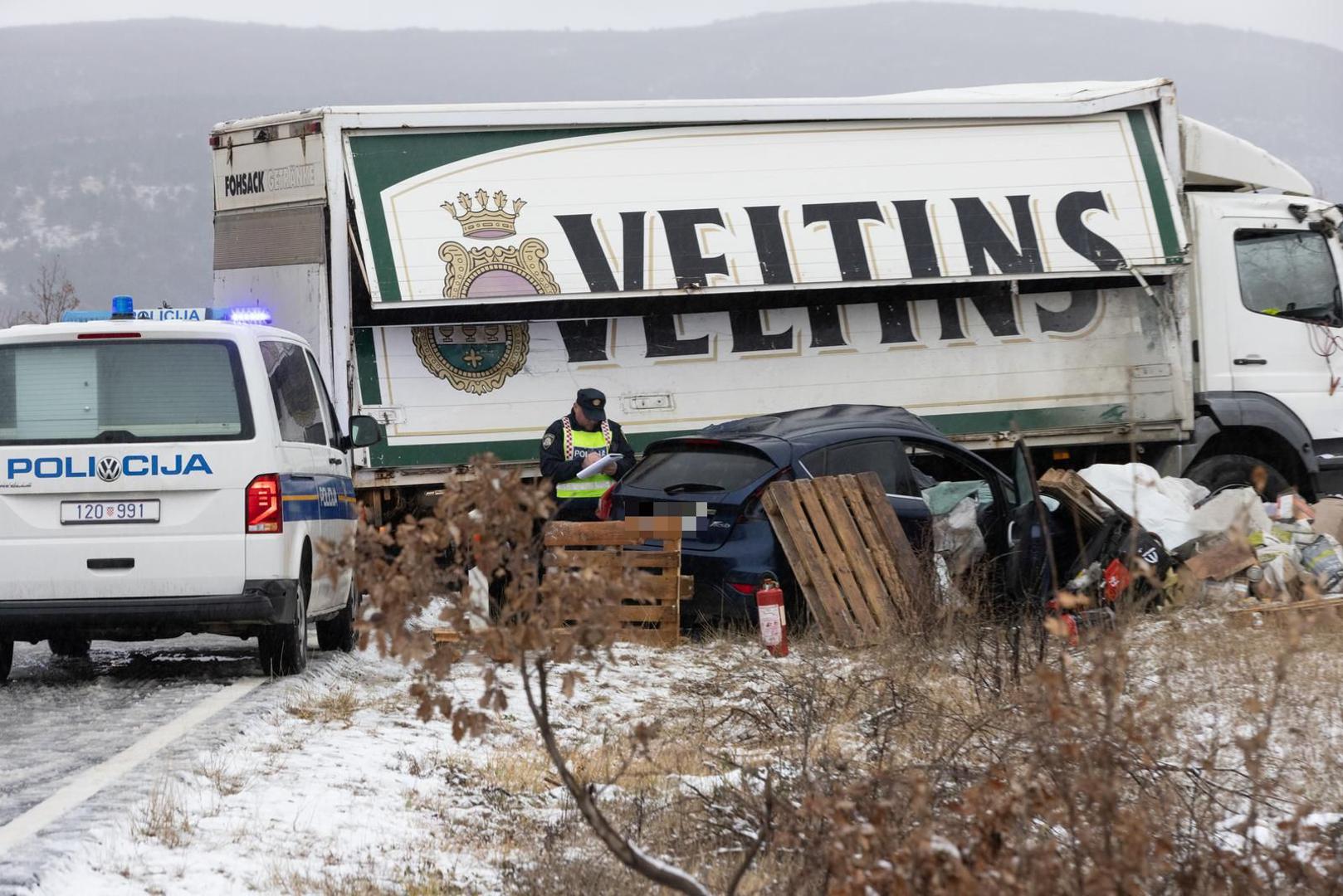 U sudaru osobnog i teretnog vozila kod Trilja u petak ujutro jedna je osoba poginula, izvijestili su iz Policijske uprave splitsko-dalmatinske.