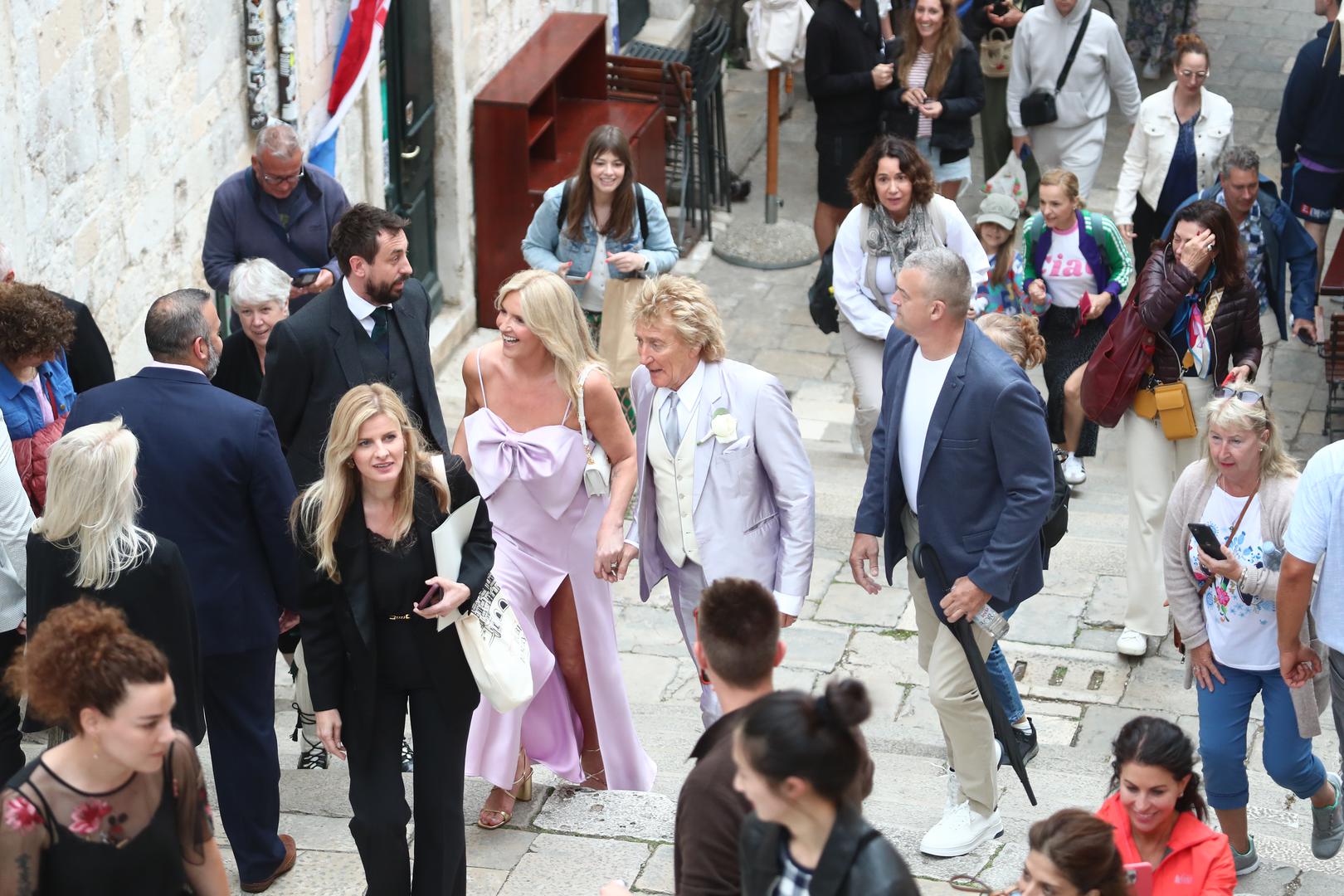 Izazvao je veliki interes turista koji su se zatekli u blizini crkve i koji su ga fotografirali. 