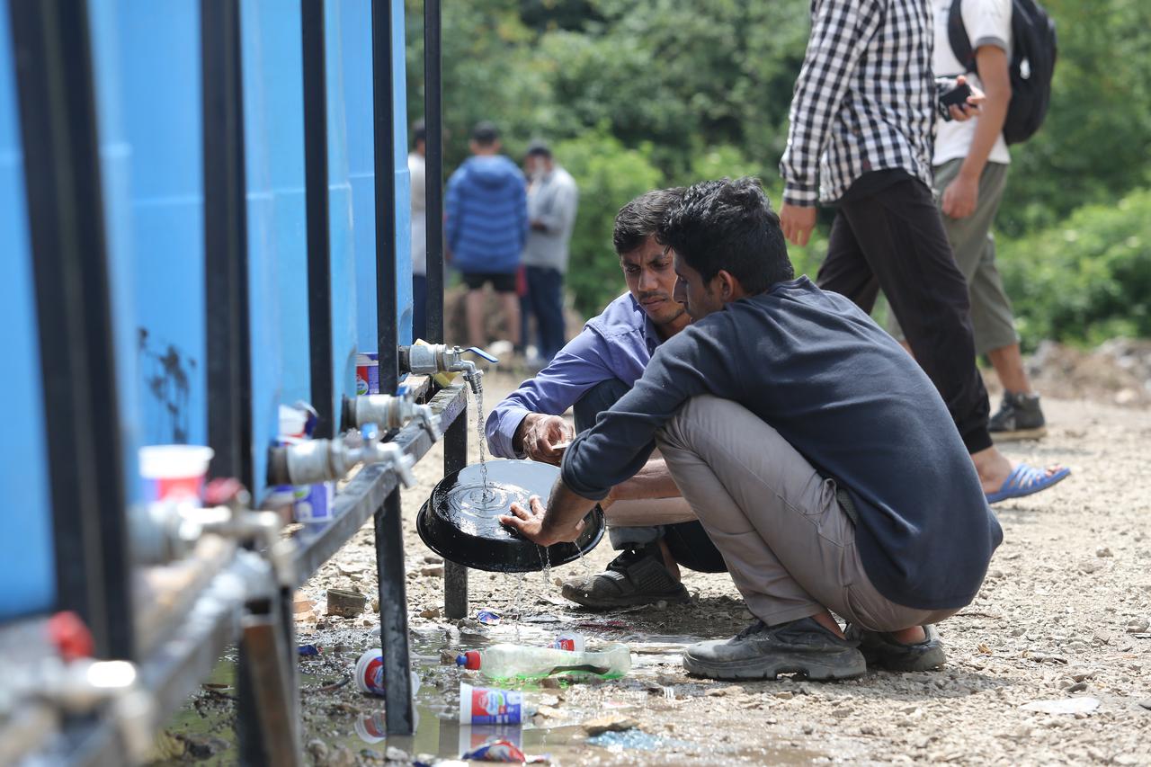 Migranti iz centra Bihaća preseljeni su u improvizirani kamp u šumu pored sela Vučjak