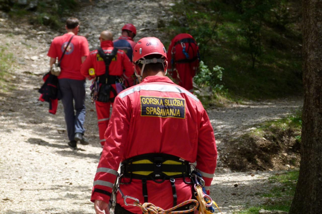 '10.06.2011., Mosor - Pripadnici HGSS-a imali su prigodu proteklih dana ugostiti pripadnike svicarske sluzbe spasavanja i zajedno s njima na Mosoru odraditi vjezbu izvlacenja iz stijene helikopterom. 