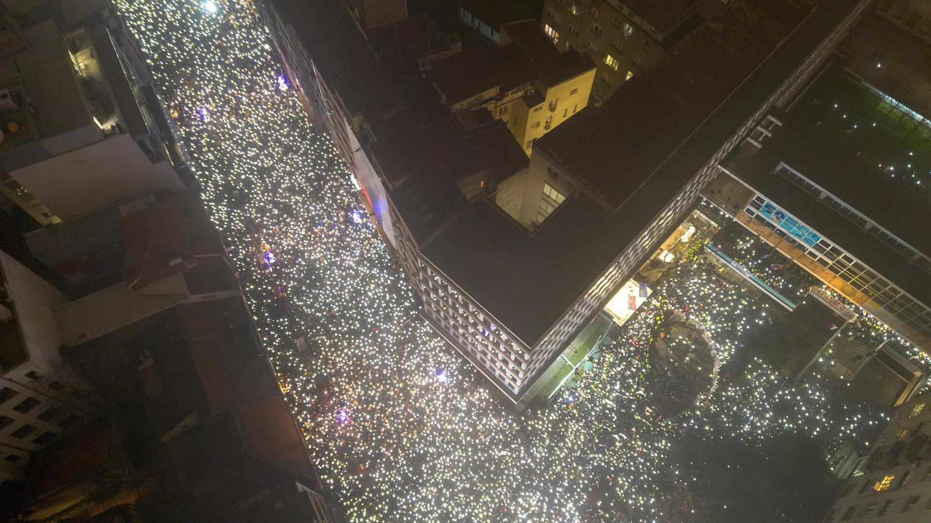 Deseci tisuća ljudi u petak su ispred Radio-televizije Srbije 15-minutnom šutnjom simbolično odali počast poginulima na novosadskom željezničkom kolodvoru, odazivajući se na poziv studenata nezadovoljnih načinom izvještavanja javne televizije o blokadama fakulteta i prosvjedima zbog tragedije u Novom Sadu.

