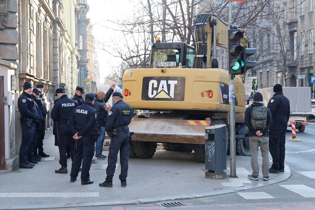 Zagreb: Pod jakim policijskim osiguranjem nastavljena izgradnja podzemnih spremnika u Žerjavićeva